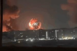 धुएं का गुबार और जलते विमान: इजराइल के हवाई हमले से ईरानी मेहराबाद हवाईअड्डे में आग लग गई – देखें