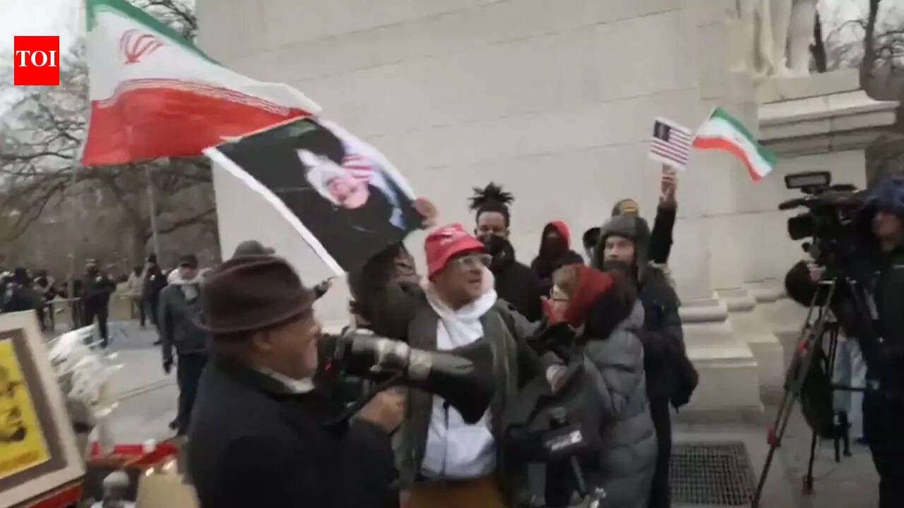 ‘इसे उतारो’: न्यूयॉर्क में चौकसी के दौरान खामेनेई के चिन्ह को फाड़ने के बाद व्यक्ति पर हमला; एकाधिक बंदी – वीडियो देखें