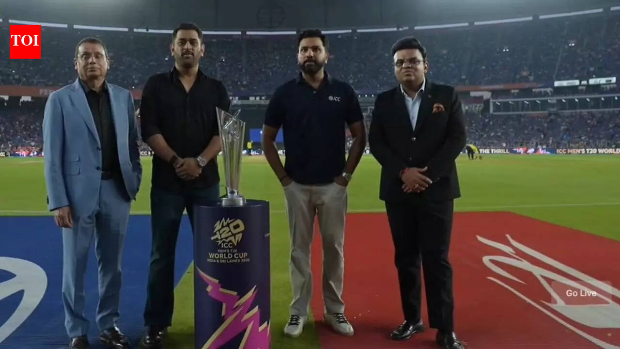 एमएस धोनी और रोहित शर्मा फाइनल में टी20 विश्व कप ट्रॉफी लेकर आए, अहमदाबाद में भीड़ उमड़ पड़ी – देखें | क्रिकेट समाचार