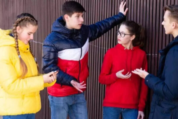 किशोरों में फैसले का डर: किशोर अपने माता-पिता के बजाय दोस्तों से बात करना क्यों पसंद करते हैं?