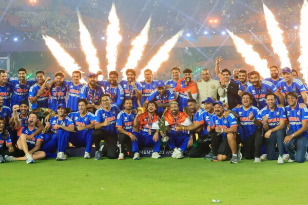 सचिन तेंदुलकर और विराट कोहली ने तालियों की गड़गड़ाहट के साथ भारत की ऐतिहासिक टी20 विश्व कप जीत दर्ज की | क्रिकेट समाचार