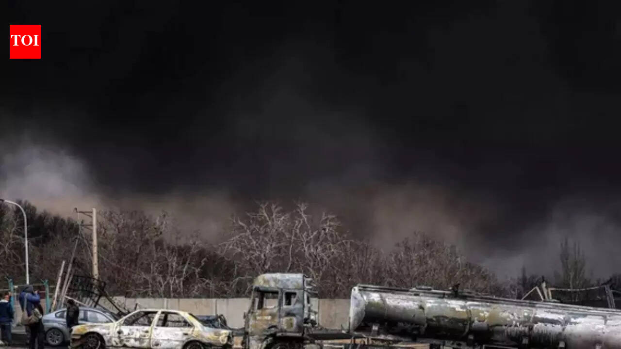 तेहरान में काली बारिश: काली बारिश क्या है? कैसे तेल की आग, धुआं और वायु प्रदूषण बारिश को अंधकारमय और संभावित रूप से हानिकारक बना सकते हैं |