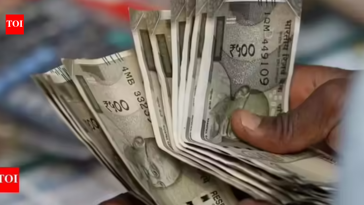 डॉलर के मुकाबले रुपया गिरकर 92.35 के नये निचले स्तर पर पहुंच गया