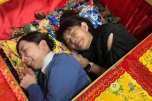 क्या आप ताबूत में ध्यान करेंगे? जापान की असामान्य कल्याण प्रवृत्ति के अंदर