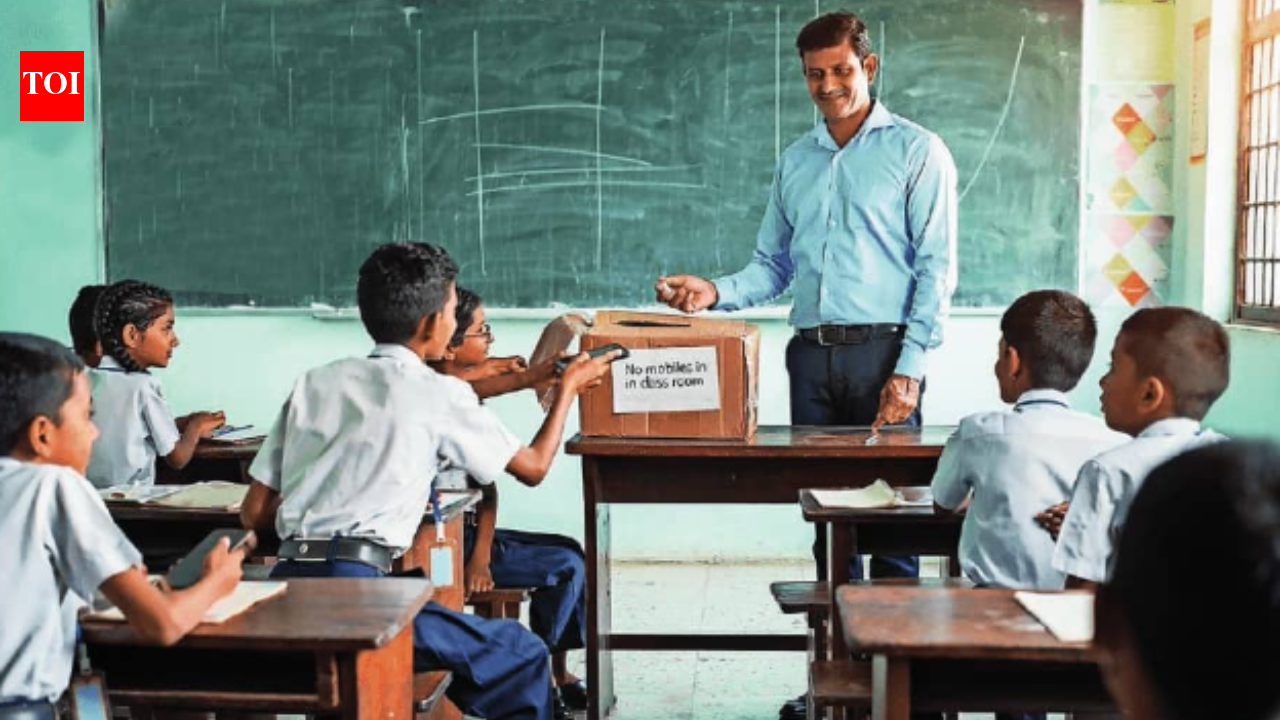 कक्षाओं में स्मार्टफोन. क्या पूर्ण प्रतिबंध ही सही रास्ता है? | भारत समाचार