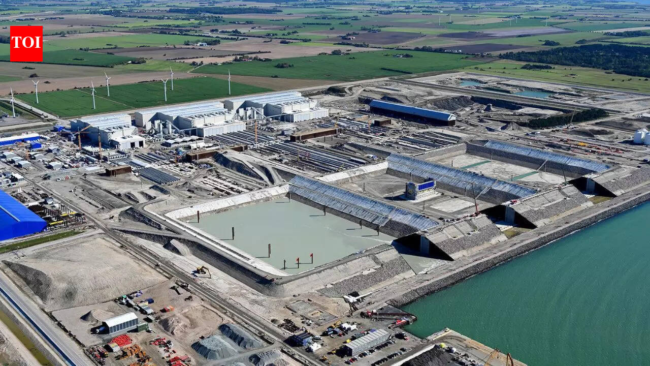 डेनमार्क और जर्मनी के बीच 73,000 टन के ब्लॉक के साथ दुनिया की सबसे लंबी पानी के नीचे सुरंग बनाई जा रही है | विश्व समाचार