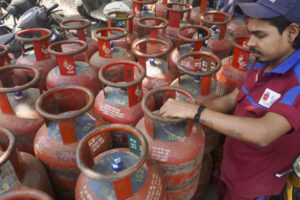 केंद्र ने ‘एलपीजी की कमी’ को दूर करने के लिए तीन सदस्यीय पैनल बनाया; राष्ट्रीय उत्पादन में 10% की वृद्धि | भारत समाचार