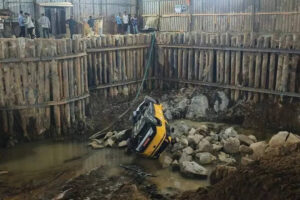 ठाणे पचपखाड़ी दुर्घटना: टेस्ट एसयूवी कार, 2 बाइक से टकराकर निर्माणाधीन गड्ढे में डूब गई, 3 घायल | मुंबई समाचार