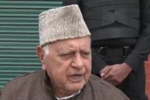 जम्मू-कश्मीर के पूर्व मुख्यमंत्री फारूक अब्दुल्ला की गाड़ी पर शख्स ने की फायरिंग, गिरफ्तार | भारत समाचार