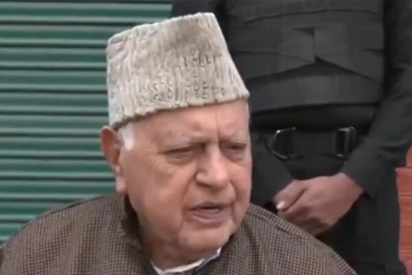 जम्मू-कश्मीर के पूर्व मुख्यमंत्री फारूक अब्दुल्ला की गाड़ी पर शख्स ने की फायरिंग, गिरफ्तार | भारत समाचार