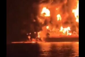 देखें: वीडियो में बसरा के इराकी तट पर तेल टैंकरों में विस्फोट के बाद भीषण आग दिखाई दे रही है