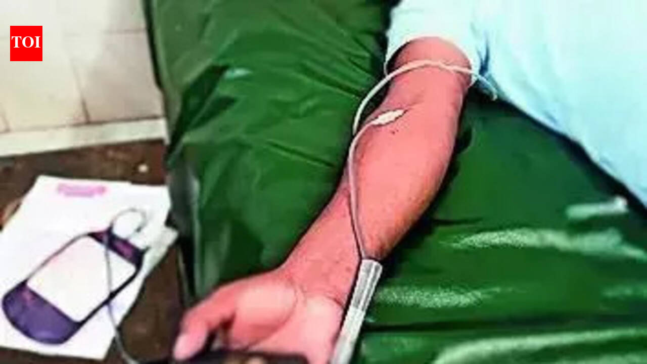 सरकार कुछ समूहों को रक्तदाताओं की सूची से बाहर करने का बचाव करती है | भारत समाचार