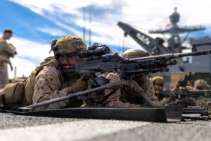 संयुक्त राज्य अमेरिका यूएसएस त्रिपोली हमला जहाज और हजारों नौसैनिकों को मध्य पूर्व में क्यों भेज रहा है और ईरान और इज़राइल के बीच युद्ध के लिए इसका क्या मतलब है?