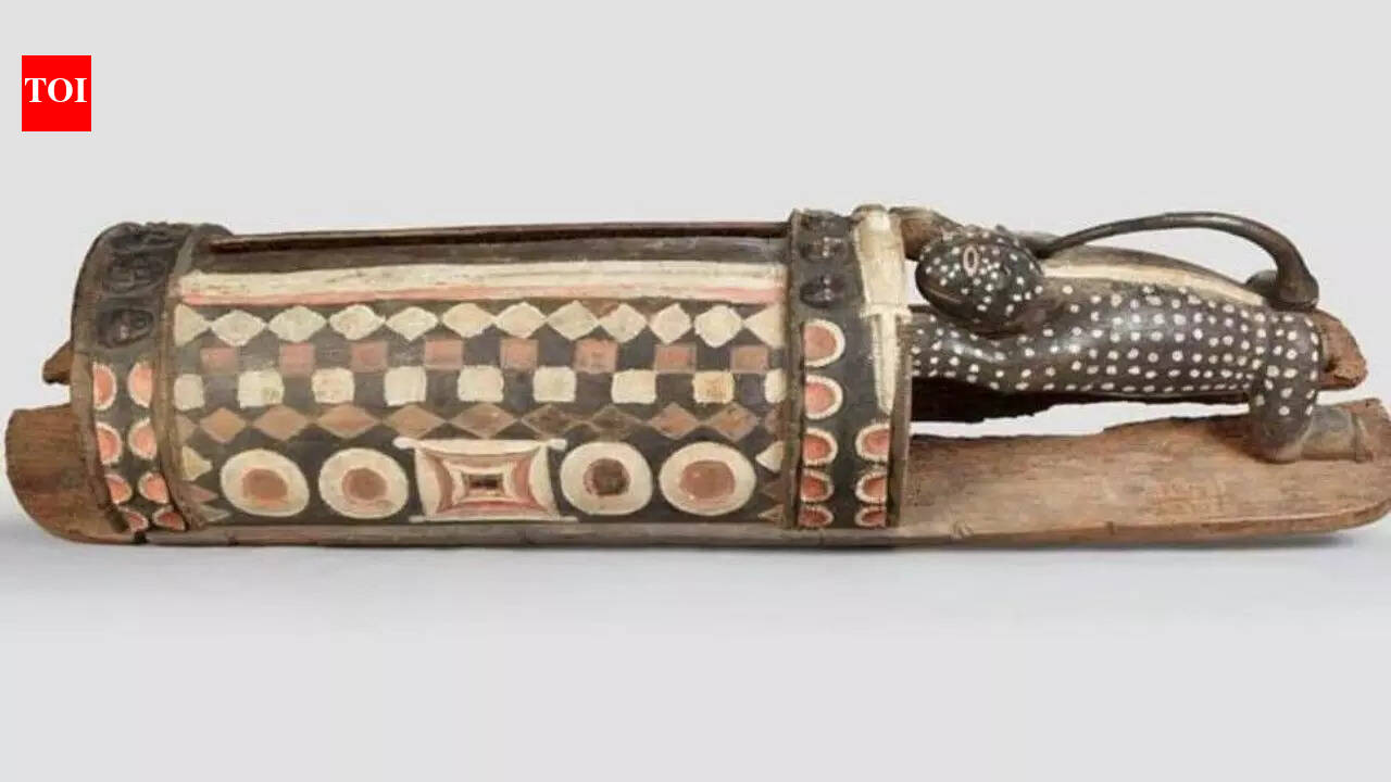 जिदजी अयोकवे: फ्रांस ने अफ़्रीकी टॉकिंग ड्रम लौटाया: वह पवित्र वाद्य यंत्र जो कभी पूरे लोगों से ‘बात’ करता था और खतरे की चेतावनी देता था | विश्व समाचार