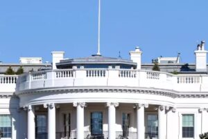 डब्ल्यूएच विभाजित: ट्रम्प सलाहकारों ने निकास और तनाव के बीच बहस की