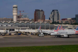 वाशिंगटन उड़ान व्यवधान: रासायनिक गंध के कारण ग्राउंड स्टॉप के बाद परिचालन फिर से शुरू हुआ