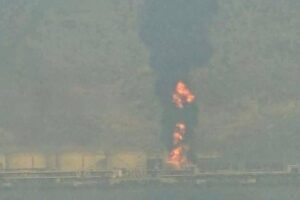 संयुक्त अरब अमीरात में फ़ुजैराह बंदरगाह के तेल टर्मिनल पर ईरान के हमले से भीषण आग लग गई