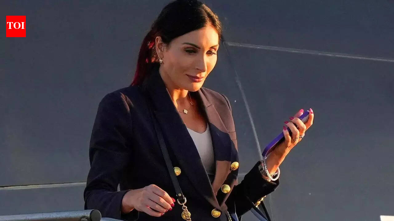 ‘मैं माफी मांगता हूं’: ट्रंप की सहयोगी लौरा लूमर ने ‘भारत विरोधी’ सोशल मीडिया पोस्ट के लिए माफी मांगी | भारत समाचार