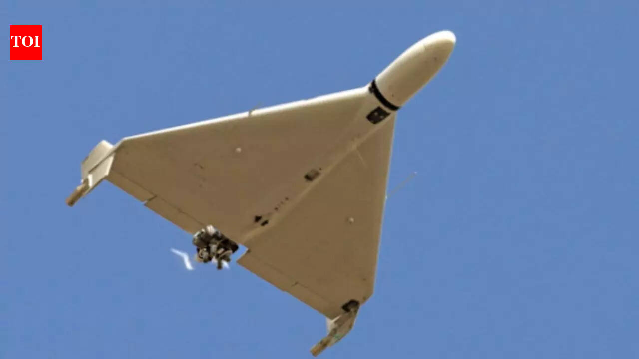 ईरान की युद्ध सुरंग के अंदर: खमेनेई छवियों के नीचे प्रदर्शित ड्रोन का विशाल संग्रह – देखें