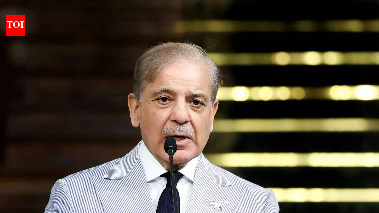 पाकिस्तान के कर्मचारियों को दबाव का सामना करना पड़ रहा है: प्रधान मंत्री शहबाज़ शरीफ़ ने ईंधन संकट के बीच राज्य के स्वामित्व वाली कंपनियों में 30% तक वेतन कटौती को मंजूरी दी