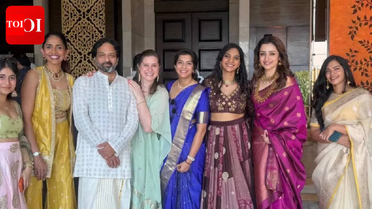 विवादास्पद ‘कुंडवई’ टिप्पणी के बाद त्रिशा को पार्थिबन की बेटी कीर्तना के साथ एक शादी में देखा गया | तमिल मूवी समाचार