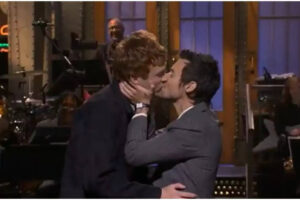 ‘अब यह विचित्र है’: हैरी स्टाइल्स ने अप्रत्याशित रूप से एक हास्य अभिनेता को चूमकर सैटरडे नाइट लाइव के एकालाप को सील कर दिया