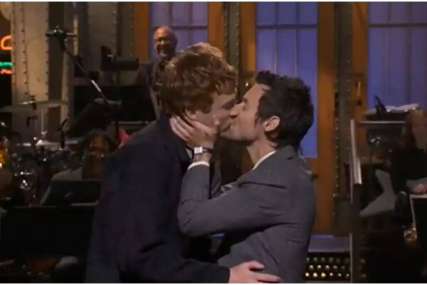‘अब यह विचित्र है’: हैरी स्टाइल्स ने अप्रत्याशित रूप से एक हास्य अभिनेता को चूमकर सैटरडे नाइट लाइव के एकालाप को सील कर दिया