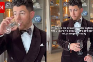 ऑस्कर: अवॉर्ड शो की मेजबानी कर रही पत्नी प्रियंका चोपड़ा का समर्थन करते हुए निक जोनास अपनी कलाई पर कलावा पहने नजर आए |