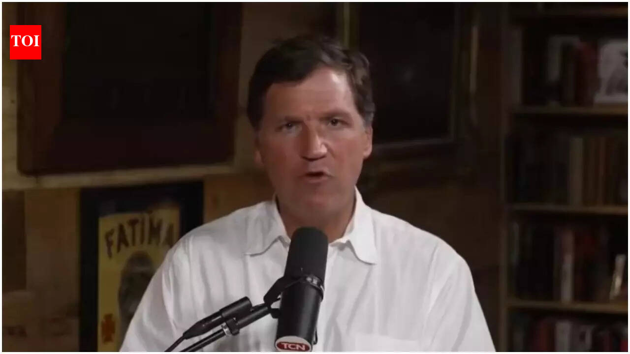 टकर कार्लसन का कहना है कि सीआईए ने उनके संदेशों तक पहुंच बनाई और उन्हें एक विदेशी एजेंट के रूप में फंसाने की कोशिश की