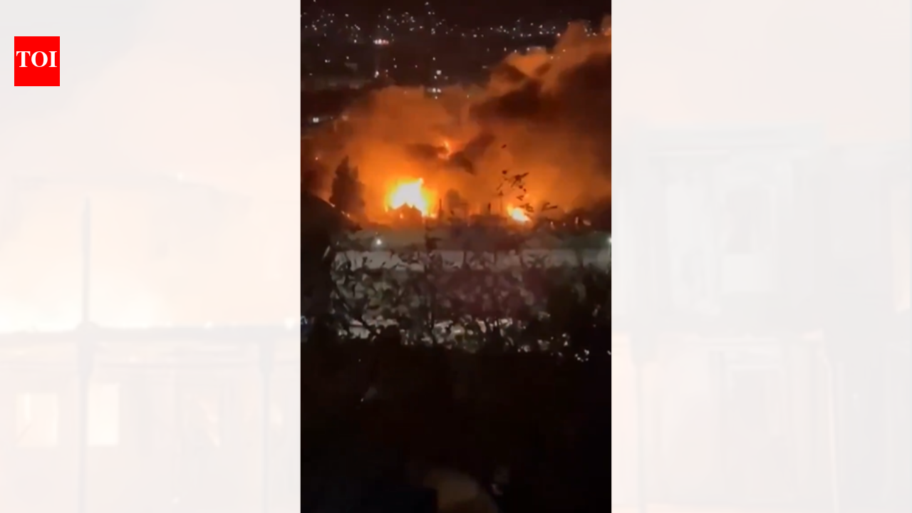 पाकिस्तान ने अफगानिस्तान पर हमले शुरू किये; तालिबान का कहना है कि अस्पताल पर हमले में 400 से अधिक लोग मारे गये