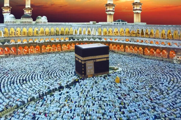 रमज़ान 2026 की सबसे पवित्र रात, लैलात उल क़द्र: संयुक्त अरब अमीरात और सऊदी अरब में शक्ति की रात की प्रार्थना के लिए हजारों लोग इकट्ठा होते हैं