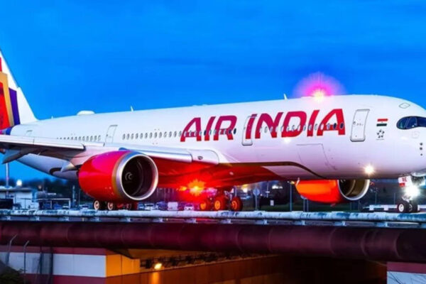 ईरान-अमेरिका-इज़राइल युद्ध के बीच एयर इंडिया ने दुबई के लिए उड़ानें निलंबित कर दीं और संयुक्त अरब अमीरात की सेवाओं को रात भर शारजाह और अबू धाबी की ओर मोड़ दिया।