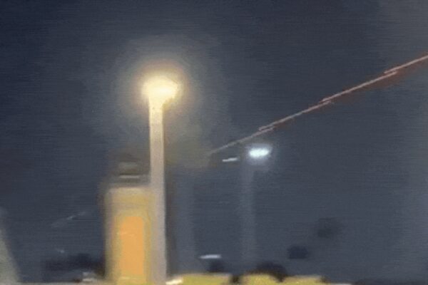 एक जलती हुई सी-रैम रक्षा प्रणाली बगदाद में अमेरिकी दूतावास को निशाना बनाकर बनाए गए ईरानी ड्रोन और रॉकेटों को नष्ट करती हुई दिखाई दे रही है