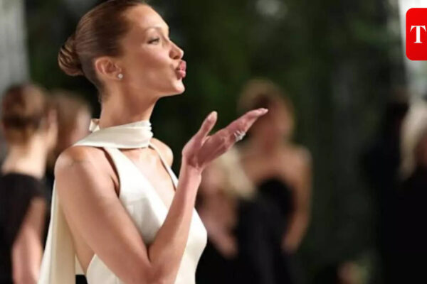 बेला हदीद ने 2026 वैनिटी फेयर ऑस्कर पार्टी में एक पेशेवर की तरह संभावित अलमारी की खराबी को संभाला | अंग्रेजी फिल्म समाचार