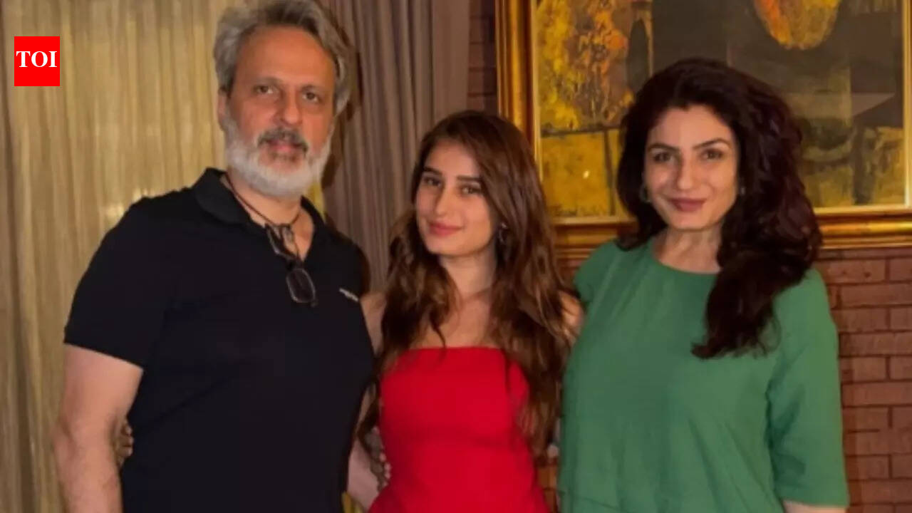 रवीना टंडन ने पापराज़ी के साथ केक साझा करके अपनी ‘हलवा’ राशा थडानी का 21वां जन्मदिन मनाया – देखें | हिंदी मूवी समाचार