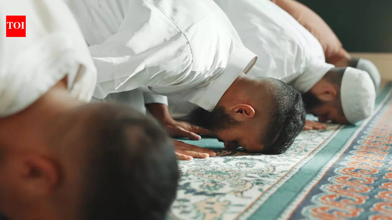 ‘ईद उल फितर 2026 शुक्रवार को’ ऑनलाइन रुझान: क्या हमें दो बार प्रार्थना करनी चाहिए? प्रार्थनाओं को लेकर भ्रम की स्थिति वायरल होने पर यूएई फतवा परिषद ने स्पष्टीकरण दिया