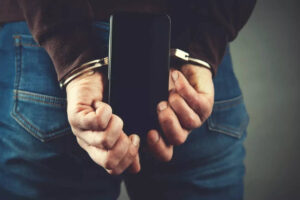 यूएई ने फ़ुजैरा के प्रतिबंधित क्षेत्रों में बिना अनुमति के अतिक्रमण करने और फिल्मांकन करने के आरोप में एक व्यक्ति को गिरफ्तार किया