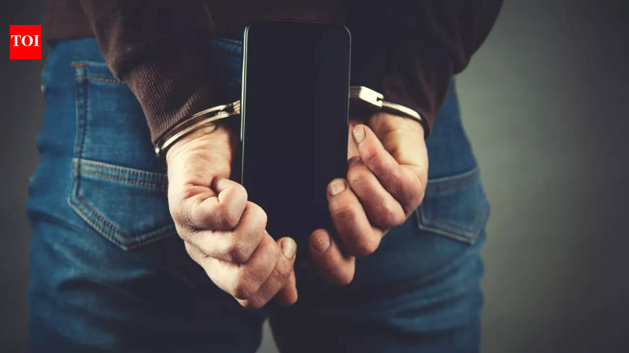 यूएई ने फ़ुजैरा के प्रतिबंधित क्षेत्रों में बिना अनुमति के अतिक्रमण करने और फिल्मांकन करने के आरोप में एक व्यक्ति को गिरफ्तार किया